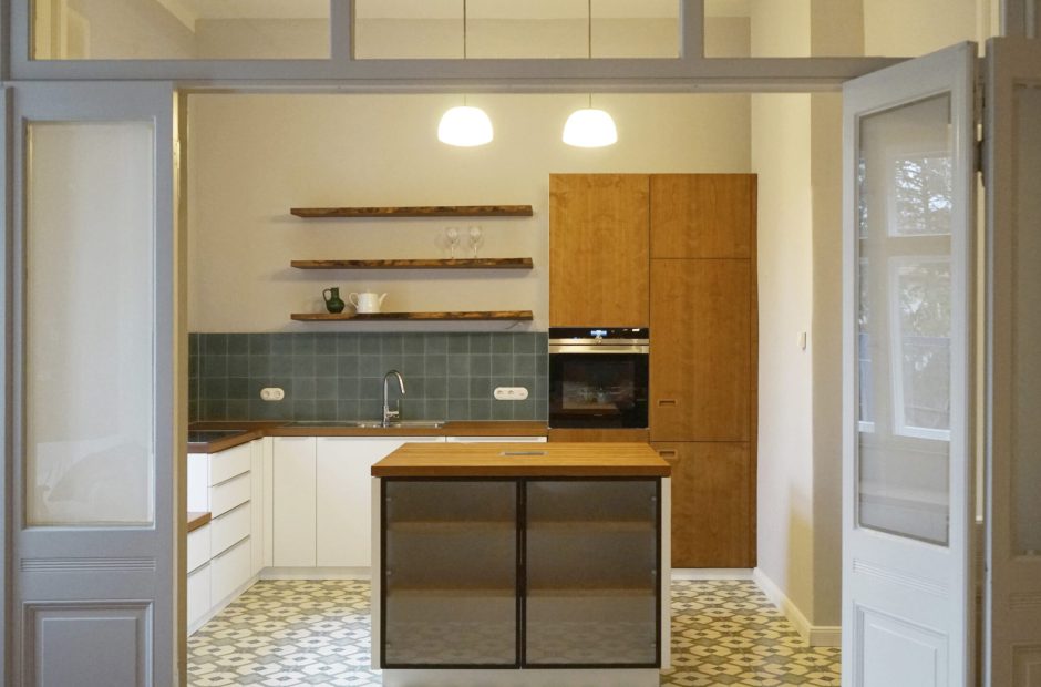 Küche mit Kirschbaumarbeitsplatte