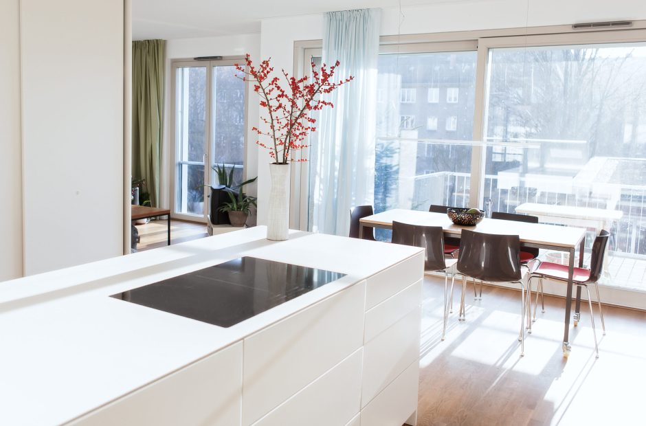 Küche in weiß mit Glaskeramik